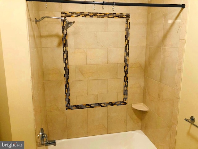 bathroom featuring tiled shower / bath