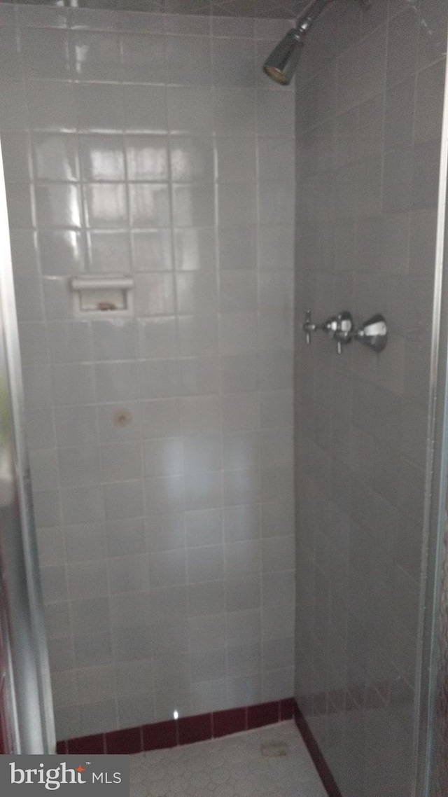 bathroom featuring a tile shower