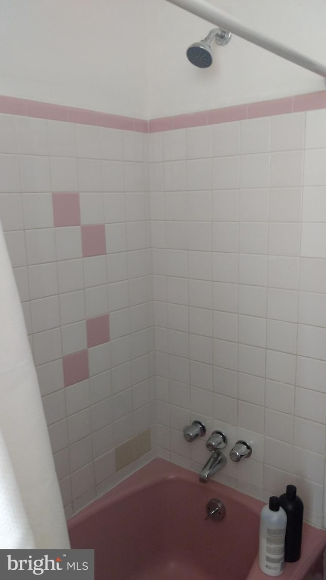 bathroom with tiled shower / bath combo