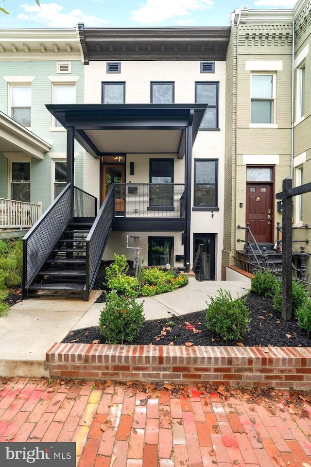 townhome / multi-family property featuring covered porch