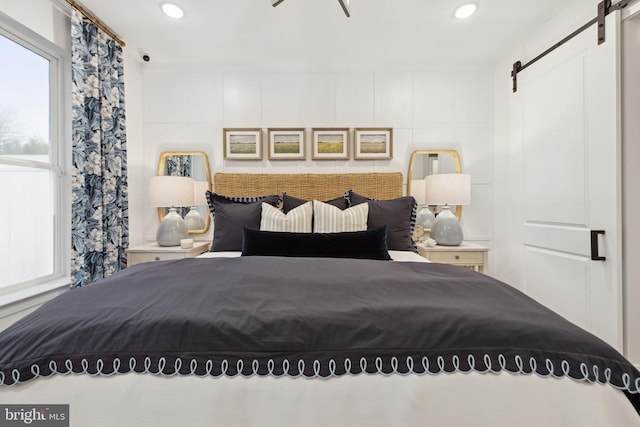 bedroom featuring a barn door