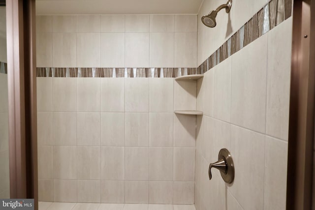 details featuring tiled shower