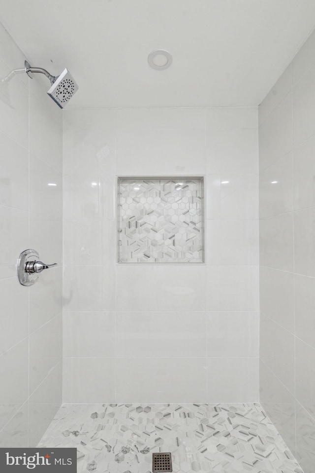 bathroom featuring a tile shower