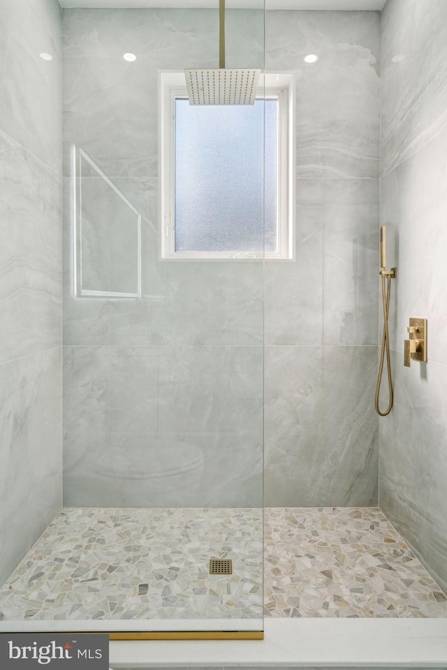 bathroom featuring tiled shower