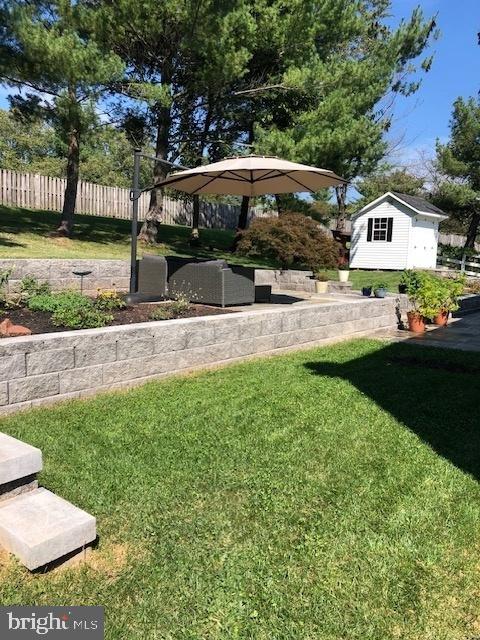 view of yard featuring a storage unit