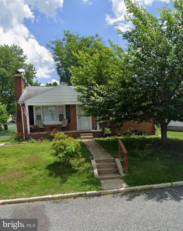 view of front of property with a front yard