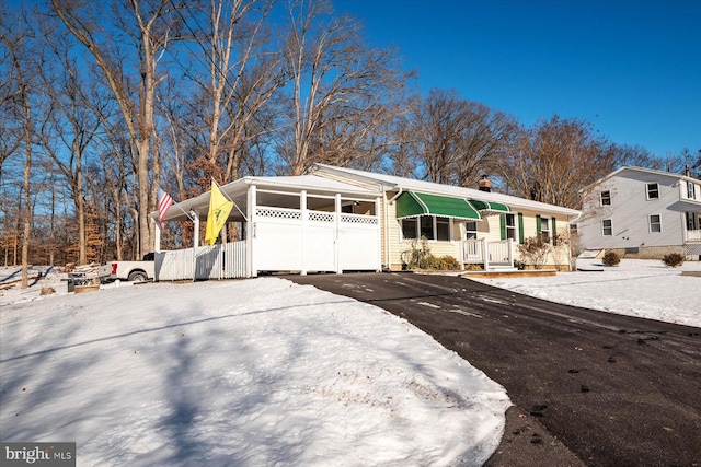 view of front of property featuring a carport