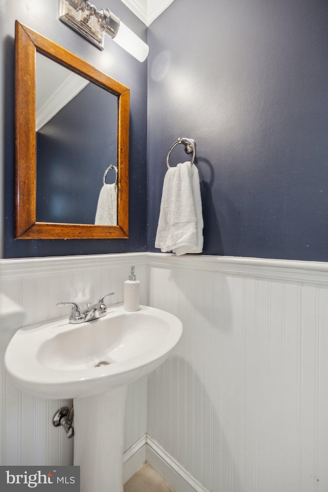 bathroom featuring sink