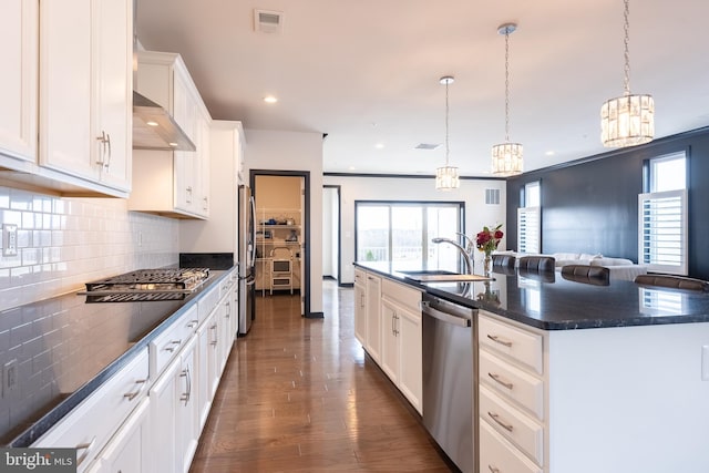 kitchen featuring a sink, visible vents, a healthy amount of sunlight, appliances with stainless steel finishes, and tasteful backsplash