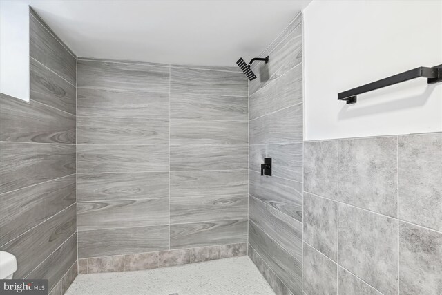 bathroom featuring a tile shower