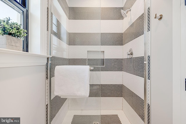 bathroom featuring tiled shower