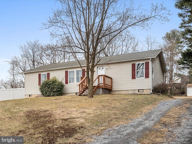 view of front of property with a front yard