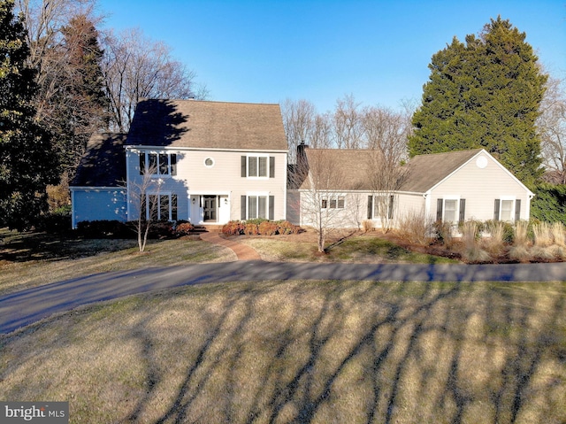 view of front of home featuring a front lawn