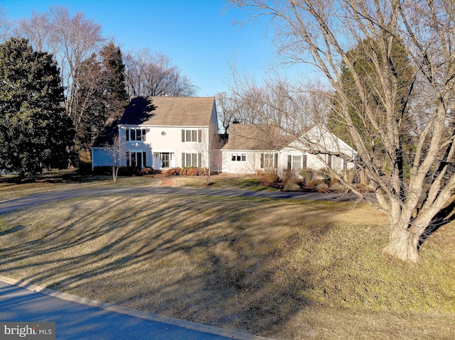 view of front facade with a front lawn