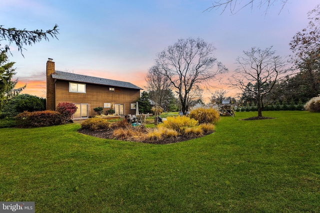 view of yard at dusk