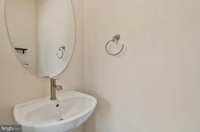 bathroom featuring sink