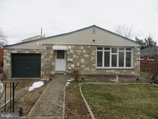 view of front facade with a garage and a front yard