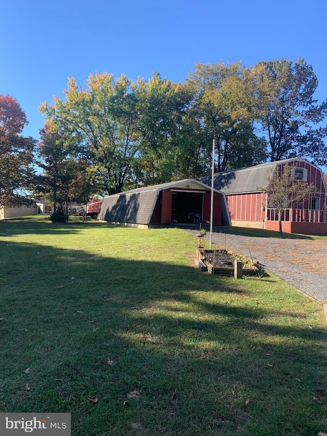 view of yard featuring an outdoor structure