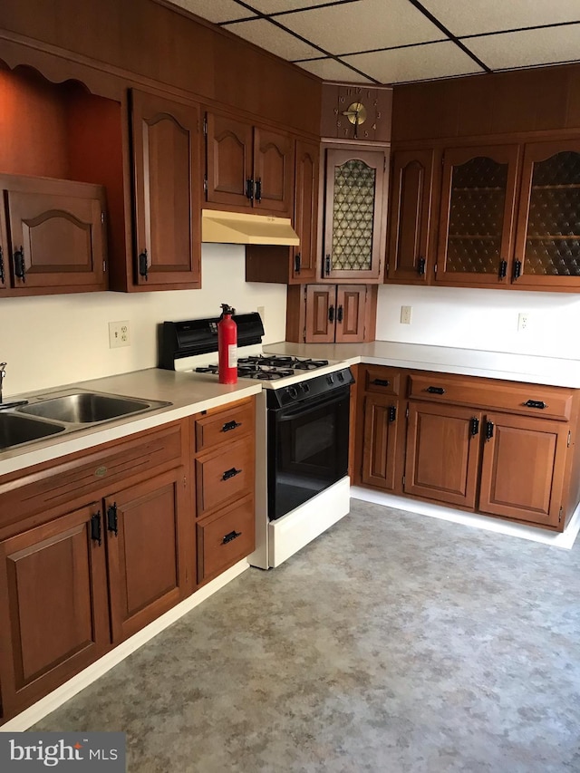 kitchen featuring sink, a drop ceiling, and range with gas stovetop