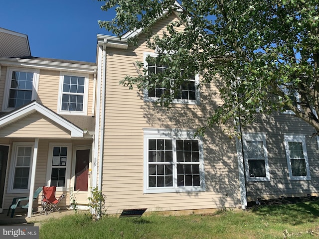 view of side of property featuring a lawn