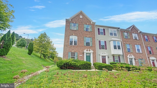 view of front facade with a front lawn