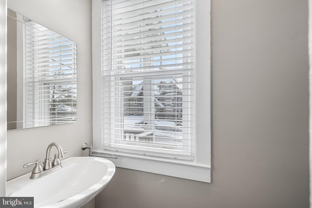 bathroom featuring sink