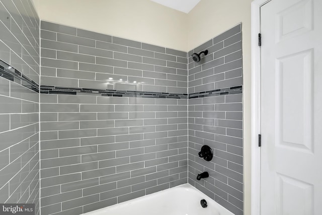 bathroom with tiled shower / bath