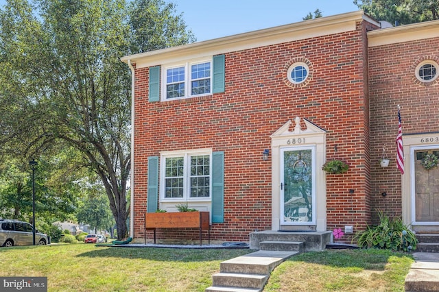 view of front facade featuring a front lawn