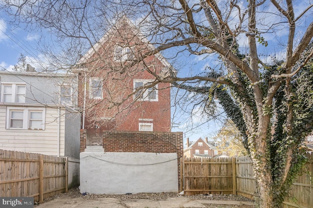exterior space featuring a fenced front yard