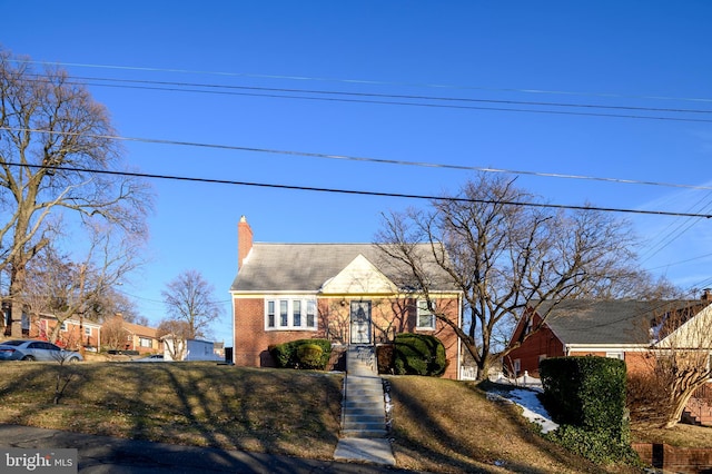 view of front facade with a front yard