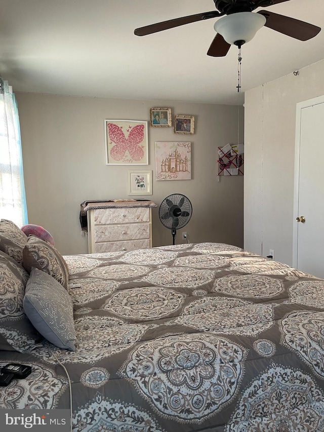 bedroom with ceiling fan