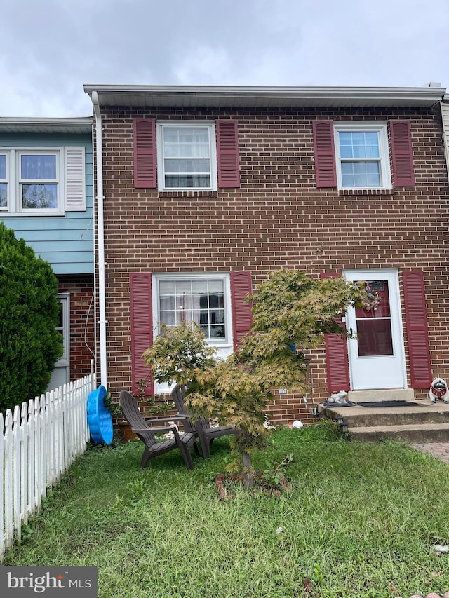 view of front of property with a front lawn