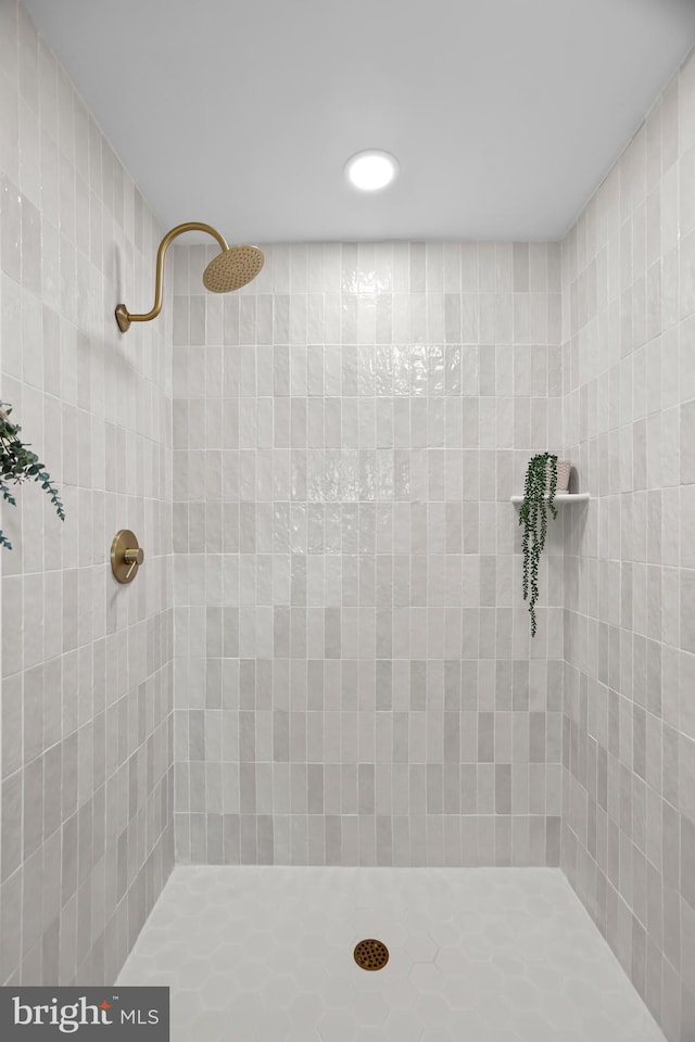 bathroom featuring a tile shower