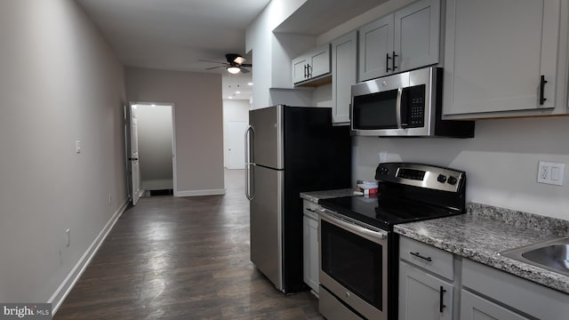 kitchen featuring sink, gray cabinetry, ceiling fan, stainless steel appliances, and dark wood-type flooring