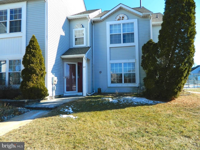 front facade featuring a front lawn