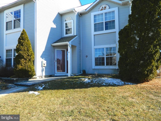 view of front of house featuring a front lawn