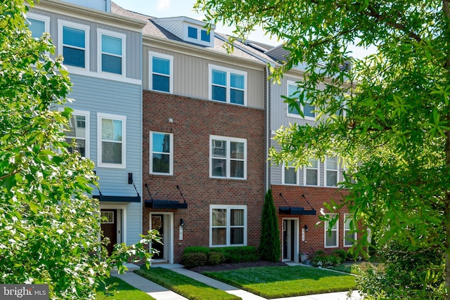 multi unit property featuring a front yard