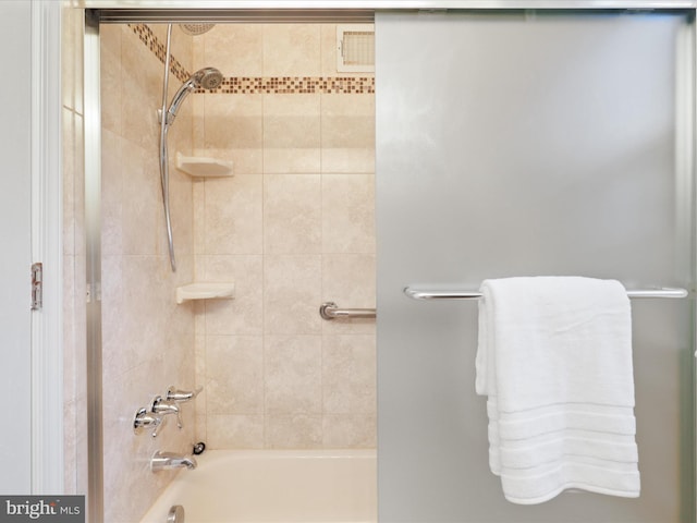 bathroom with tiled shower / bath combo