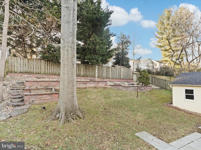 view of yard featuring an outbuilding