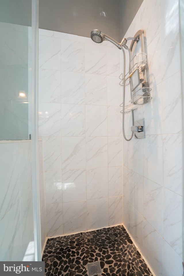 bathroom with a tile shower