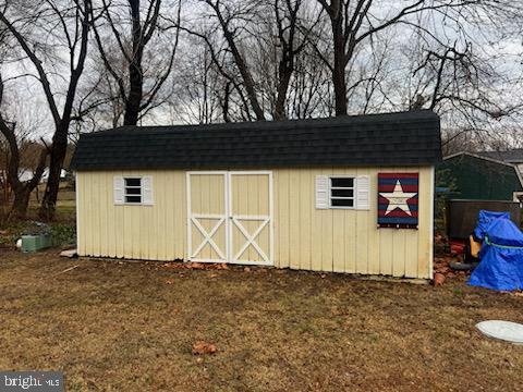 view of outdoor structure with an outbuilding