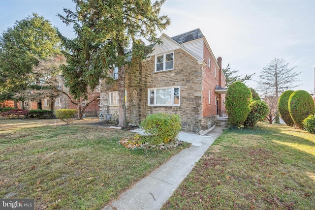 view of front of property featuring a front yard