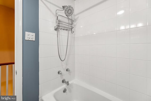 bathroom with tiled shower / bath combo