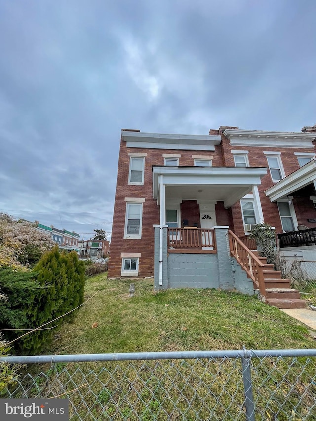 townhome / multi-family property featuring a front yard