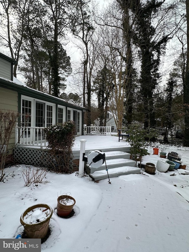 view of yard layered in snow