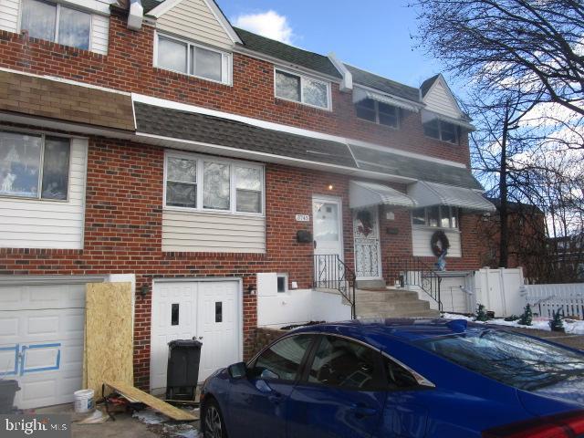 townhome / multi-family property featuring a garage