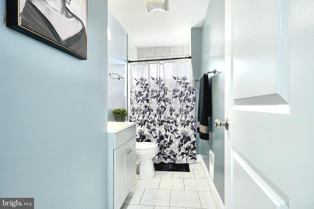 bathroom with a shower with curtain, vanity, and toilet