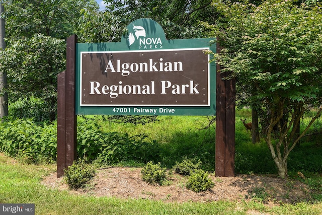 view of community / neighborhood sign