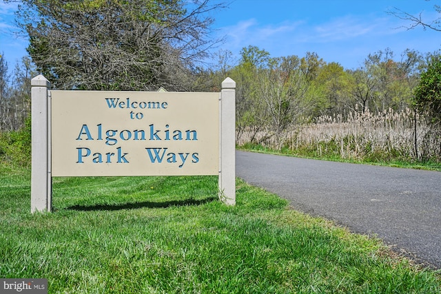 community sign featuring a yard