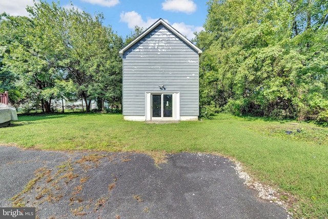 view of side of property featuring a lawn